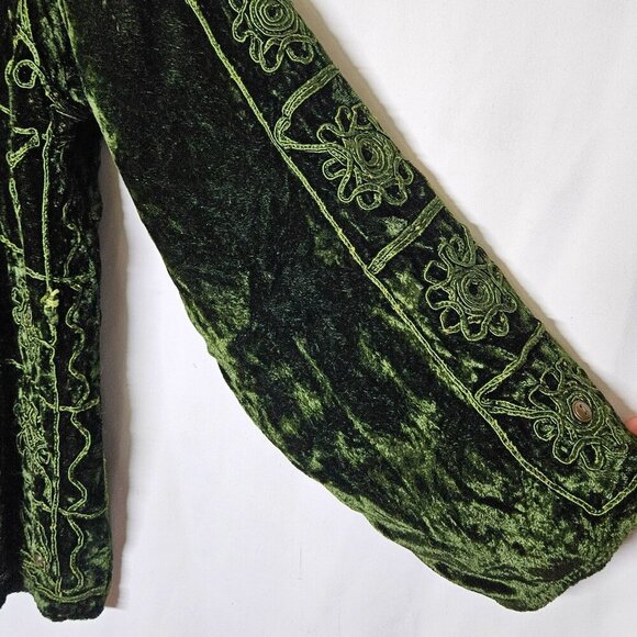 Bohemian Green Velvet Cardigan With Floral Embroidery & Button Closure - Picture 5 of 9